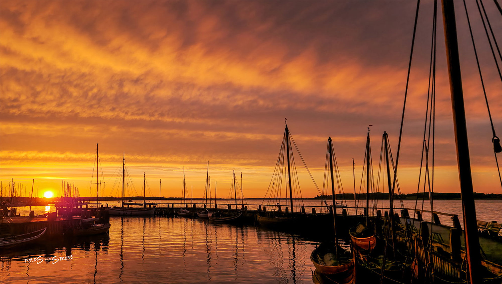 Vikingeskibe i Gul Solnedgang